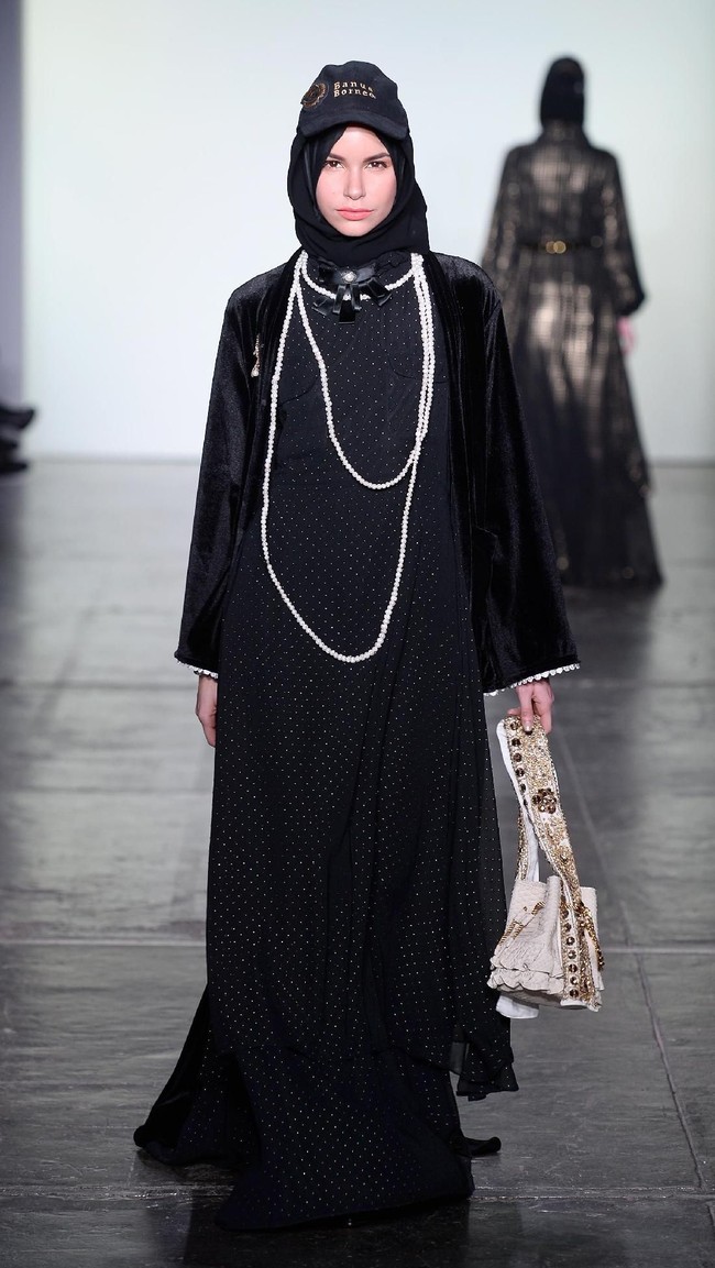 Desainer Vivi Zubedi menghadirkan koleksi terbarunya yang mengangkat kain sasirangan dan tenun pagatan khas Kalimantan Tengah di New York Fashion Week, Industria Studio, New York City, Minggu (11/2/2018). ((Photo by Fernanda Calfat/Getty Images)