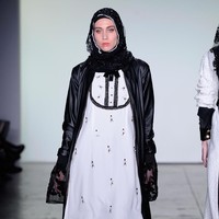 Desainer Vivi Zubedi menghadirkan koleksi terbarunya yang mengangkat kain sasirangan dan tenun pagatan khas Kalimantan Tengah di New York Fashion Week, Industria Studio, New York City, Minggu (11/2/2018). ((Photo by Fernanda Calfat/Getty Images)