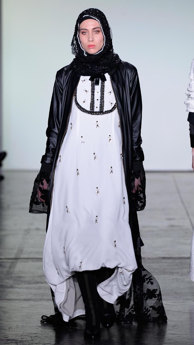 Desainer Vivi Zubedi menghadirkan koleksi terbarunya yang mengangkat kain sasirangan dan tenun pagatan khas Kalimantan Tengah di New York Fashion Week, Industria Studio, New York City, Minggu (11/2/2018). ((Photo by Fernanda Calfat/Getty Images)