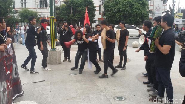 Aksi teatrikal mahasiswa UGM tolak revisi UU MD3.