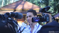 Mereka menginisiasi gerakan bernama Make A Change World. Kedua pemuda tersebut membuat kayak dari botol-botol plastik dan membersihkan sampah di sungai.