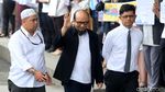 Foto: Tiba di Gedung KPK, Novel Lambaikan Tangan