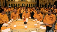 OSO juga memerintahkan seluruh cabang dan ranting Hanura se-Indonesia memasang foto sang Menko Polhukam sebagai cawapres. Hanura sendiri sudah mendeklarasikan dukungan untuk mengusung kembali Jokowi sebagai calon presiden.