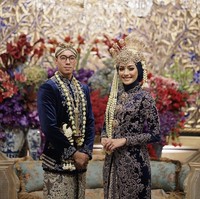 Selebgram hijab Mega Iskanti menggelar dua kali pesta pernikahan saat dipinang adik dari desainer Sarah Sofyan, Muhammad Aulia. Pada pesta pernikahan pertama di Hotel Trans Luxury Bandung, Mega memakai busana Koto Gadang yang berhiaskan sulaman benang emas. Dan pada pesta pernikahan kedua di Jakarta Convention Center, Mega mengenakan kebaya kaya detail rancangan desainer Yasra Hayati. Foto: Instagram