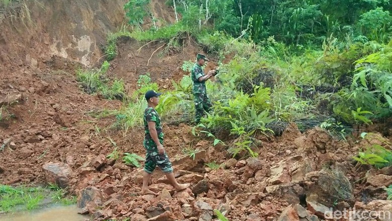 Jalur Utama Antar Kecamatan Trenggalek Longsor di Dua Titik Jalur Utama Antar Kecamatan Trenggalek Longsor di Dua Titik