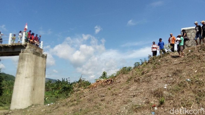 Jembatan Putus, Warga Seberangi Sungai dan Turun Pakai Tambang