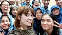 Mengutip akun Instagram @chikajessica88, Jakarta, Kamis (22/2/2018). Pasangan Deddy Corbuzier di acara Hitam Putim ini datang dalam rangka konsultasi pengisian SPT Tahunan Pajak Tahun 2017. IG Chika Jessica/Istimewa.