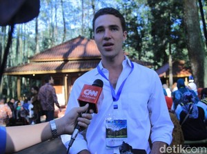 Kisah Bule Prancis Pakai Kayak Bersihkan Sampah Citarum