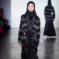 Desainer Vivi Zubedi menghadirkan koleksi terbarunya yang mengangkat kain sasirangan dan tenun pagatan khas Kalimantan Tengah di New York Fashion Week, Industria Studio, New York City, Minggu (11/2/2018). ((Photo by Fernanda Calfat/Getty Images)