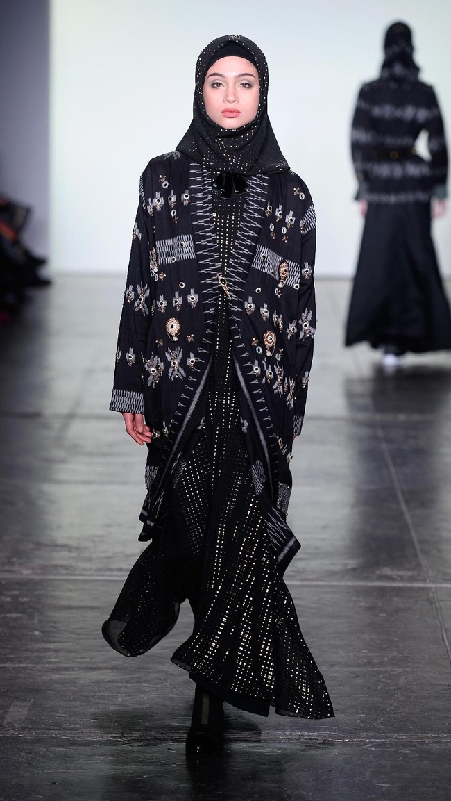 Desainer Vivi Zubedi menghadirkan koleksi terbarunya yang mengangkat kain sasirangan dan tenun pagatan khas Kalimantan Tengah di New York Fashion Week, Industria Studio, New York City, Minggu (11/2/2018). ((Photo by Fernanda Calfat/Getty Images)
