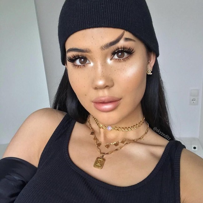 Pemilik akun Instagram @highlight.r membuat alis buntut ikan dengan makeup berlapis highlighter. Foto: dok. Instagram