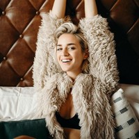 Ketika itu, Allie terpikir merilis brand bikini karena punya banyak koleksi baju renang itu. Wanita yang pernah tinggal di Bali tersebut pun mulai belajar sendiri cara menjahit dari tutorial di YouTube.  Foto: Instagram Allie Ayers