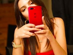 OnePlus Gaet Model Super Seksi Emily Ratajkowski