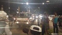 Petugas Dinas Perhubungan membawa sebuah mobil derek untuk mengevakuasi Kopaja ini.