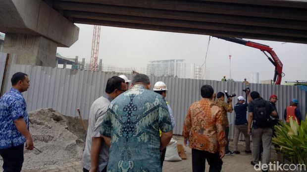 Sekda DKI Saefullah meninjau Depo LRT.