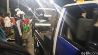 Sepuluh menit kemudian, bus ini dapat ditarik keluar dari taman.