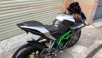 Suspensi depan menggunakan suspensi Ohlins sedangkan di belakang memakai monoshock Nitrox. Bagaimana? Cukup oke kan? Nggak kalah lah dengan Kawasaki Ninja H2R. Foto: Facebook/LeeAT Moto