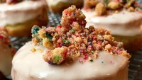 Seperti kue ulang tahun, donat dengan glaze putih ini diberi remahan warna-warni. Wah, bisa buat birthday cake nih donat racikan The Doughnut Project. Foto: Istimewa