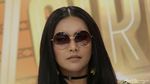 Dua Lipa Super Seksi di Brit Awards, Seksinya Denada Tampil Berkacamata