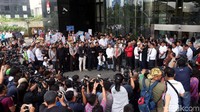 Kepulangan Novel setelah dirawat di Singapura mendapat sambutan luar biasa oleh berbagai elemen masyarakat hingga pimpinan KPK. Kasus Novel sendiri belum terungkap meski sudah berjalan 10 bulan. Foto: Ari Saputra/detikcom