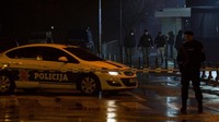 Tak ada kerusakan di gedung Kedubes AS akibat insiden ini. Belum diketahui motif pelaku pelempar peledak ini. Kepolisian tengah menyelidiki lebih lanjut insiden ini. Foto: REUTERS/Stevo Vasiljevic