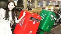 Kalau ini ia berfoto di sebelah kotak pos miring yang sempat ramai diperbincangkan media internasional (chiling.lin/Instagram)