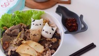 Bosan dengan bekal nasi? Anda bisa membuat bekal dry ramen, dengan irisan daging dan otak-otak yang dihiasi oleh bola-bola nasi berbentuk kucing. Foto: Instagram/liittlemissbento