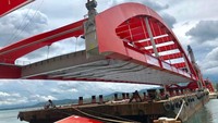 Jembatan diangkat menggunakan crane yang cukup kuat untuk mengangkat struktur baja seberat 2.000 ton tersebut. Pool/PT PP.