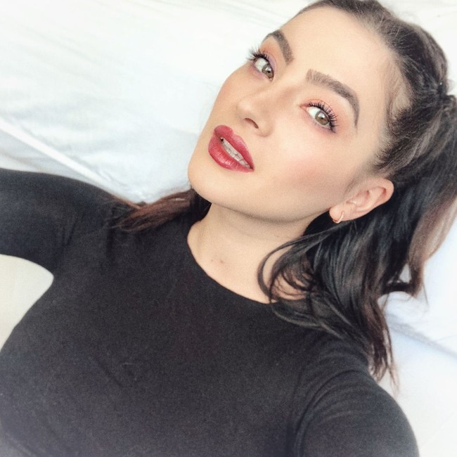 Wanita asal Bucharest, Rumania ini juga populer di media sosial. Andreea memiliki 1,2 juta lebih pengikut di Instagram. Foto: Instagram