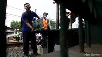 Petugas gabungan melakukan penertiban bangunan liar di sepanjang Stasiun Duri, Jakarta, Kamis (22/2/2018).