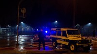 Tampak petugas kepolisian dan mobilnya berjaga di dekat Gedung Kedubes AS di Montenegro. Foto: REUTERS/Stevo Vasiljevic