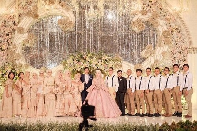 Pernikahan mewah Medina Zein dan Lukman Azhari digelar dengan nuansa serba pastel dan banyak hiasan bunga mawar yang cantik. Foto: Instagram