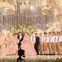 Pernikahan mewah Medina Zein dan Lukman Azhari digelar dengan nuansa serba pastel dan banyak hiasan bunga mawar yang cantik. Foto: Instagram