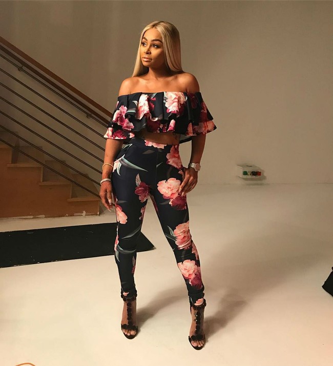 Blac Chyna menawarkan FaceTime berbayar bagi para fans yang ingin mengobrol intim secara virtual dengan dirinya. Untuk bisa melakukan FaceTime, kamu harus merogoh kocek yang jumlahnya tak sedikit, USD 950 atau sekitar Rp 14,9 juta. Foto: Instagram