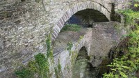 Menurut legenda, jurang di bawah jembatan itu sangat curam sehingga tidak mungkin membangun jembatan dengan tangan-tangan manusia. Maka manusia menerima tawaran bantuan iblis untuk membangun jembatan (Thinkstock)