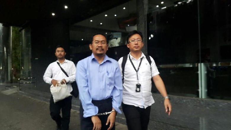 Eks Petinggi Pertamina Buron Kasus Aset Serahkan Diri ke Polisi Eks Petinggi Pertamina Buron Kasus Aset Serahkan Diri ke Polisi