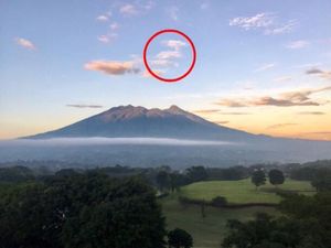 Unggah Foto Awan di Gunung Salak, Bu Ani: Seperti Angka 14