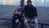 Kalau yang ini, foto De Gea bersama rekan setim dan senegaranya, Juan Mata. Lagi mau ke Ibiza ya? (d_degeaofficial/Instagram)