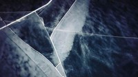 Di musim dingin, suhu di sekitar Danau Abraham bisa turun sangat rendah. Gelembung-gelembung yang ada di danau ini berisi gas metana dan sangat mudah terbakar (BBC Travel)