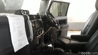 Interior dalamnya masih lengkap, diliputi fasilitas radio, kaca spion lengkap, dan ban serep Dunlop AT 22 Grandtrek.
