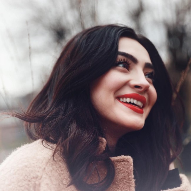 Andreea Cristina dikenal sebagai influencer dan blogger berparas menawan yang juga memiliki hobi travelling. Foto: Instagram