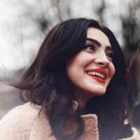 Andreea Cristina dikenal sebagai influencer dan blogger berparas menawan yang juga memiliki hobi travelling. Foto: Instagram