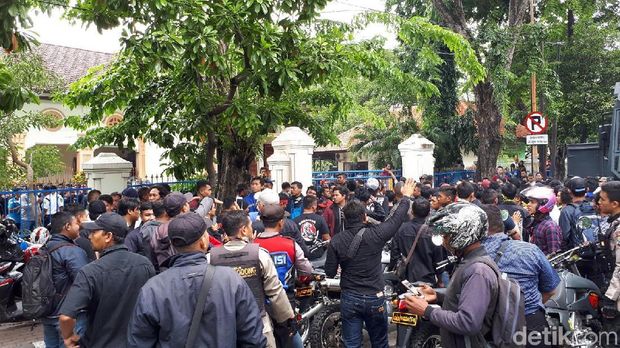 Massa pesilat dan bonek berhadap-hadapan/