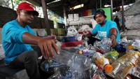 Ada empat jenis utama sampah yang dikelola BSM, yaitu plastik, logam, kaca, dan kertas. Tapi, yang paling banyak dikelola oleh BSM dari jenis plastik dan kertas. Dari empat jenis sampah tersebut, ada 72 turunan jenis sampah yang bisa dikelola oleh BSM dan masyarakat Kota Malang. Agus Trimukti/Humas PLN.