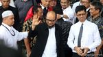 Foto: Abraham Samad Sambut Kedatangan Novel Baswedan
