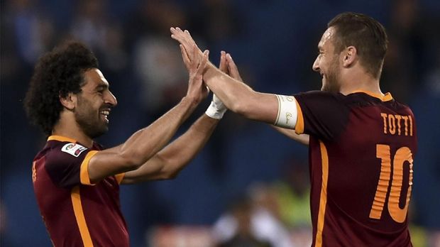 Francesco Totti masih sempat tampil bersama Mohamed Salah.