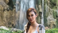 Elly Lam menjabat sebagai assistant vice-president di salah satu perusahaan ayahnya, Media Asia Entertainment Group. Lewat Instagram pribadinya @ellyxxbean, selain aktivitas kesehariannya, dia juga juga suka memposting foto jalan-jalannya keliling dunia (ellyxxbean/Instagram)
