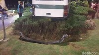 Bagian bodi bus mengalami kerusakan akibat kecelakaan ini.