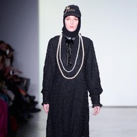 Desainer Vivi Zubedi menghadirkan koleksi terbarunya yang mengangkat kain sasirangan dan tenun pagatan khas Kalimantan Tengah di New York Fashion Week, Industria Studio, New York City, Minggu (11/2/2018). ((Photo by Fernanda Calfat/Getty Images)