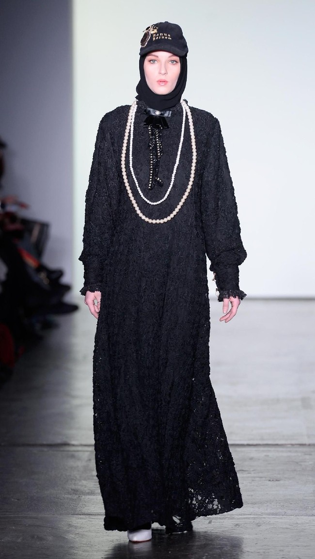 Desainer Vivi Zubedi menghadirkan koleksi terbarunya yang mengangkat kain sasirangan dan tenun pagatan khas Kalimantan Tengah di New York Fashion Week, Industria Studio, New York City, Minggu (11/2/2018). ((Photo by Fernanda Calfat/Getty Images)